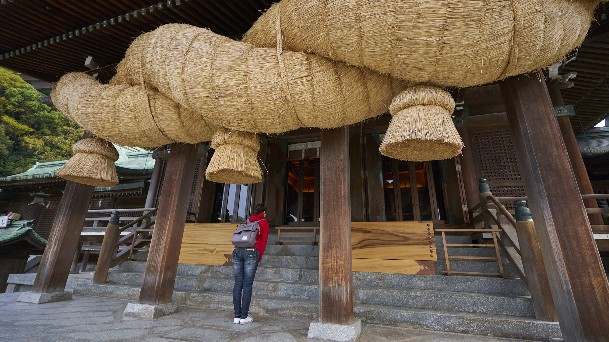 【宮地嶽神社】大注連縄は毎年掛け替えられているそうです[写真提供：福岡県観光連盟]