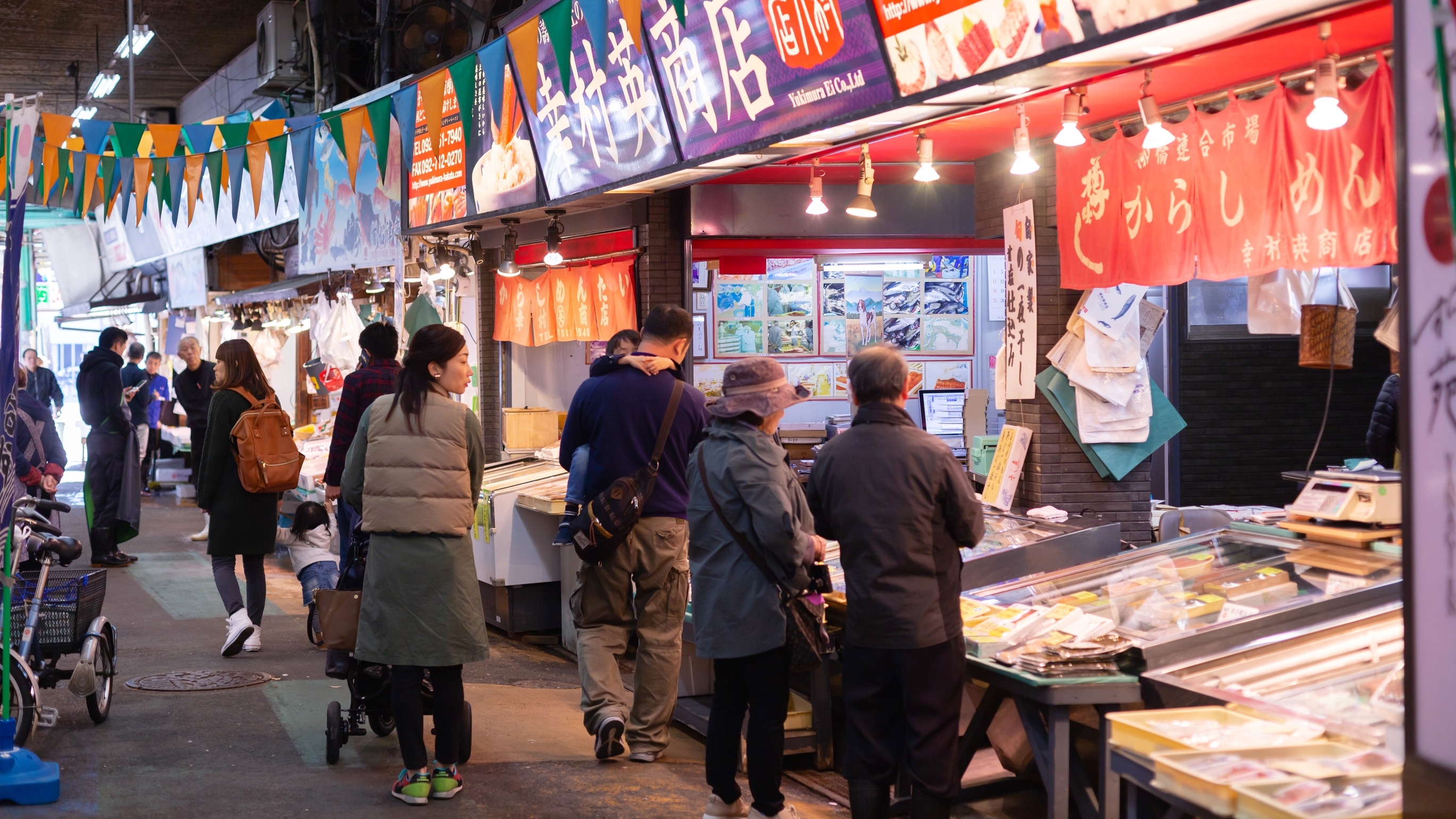 【柳橋連合市場】鮮魚店を中心に青果やお肉、和菓子まで揃ってる博多の台所[写真提供：福岡県観光連盟]