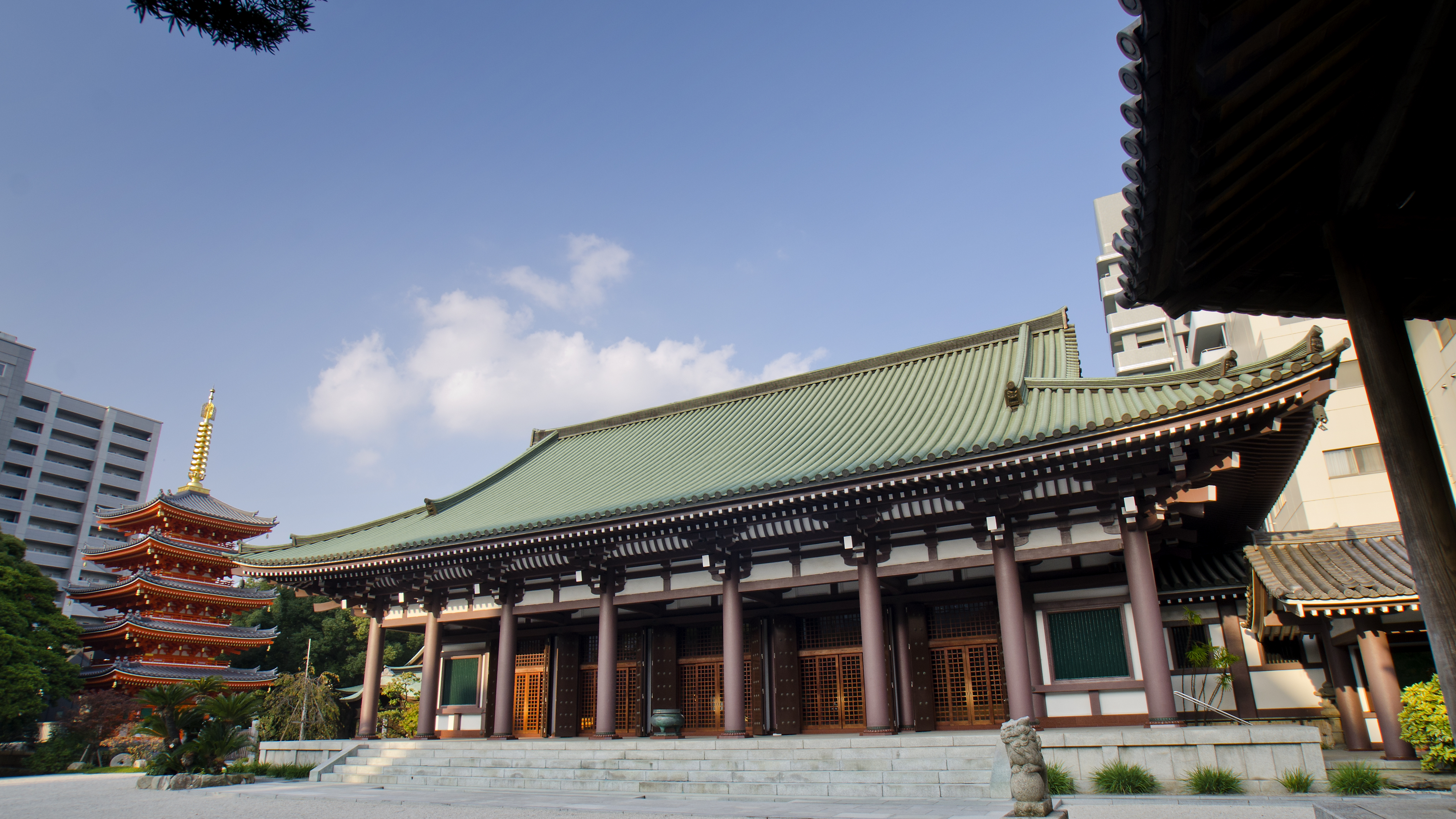 【東長寺】六角堂や国の重要文化財の指定を受けた福岡大仏があります～ホテルから徒歩9分～