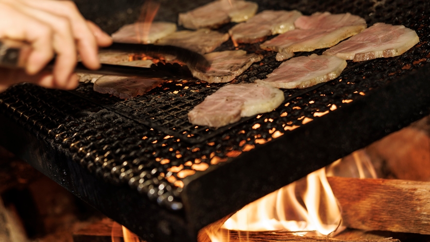 【新朝食】こだわりブッフェ朝食　自慢の薪火グリラーで焼きます♪