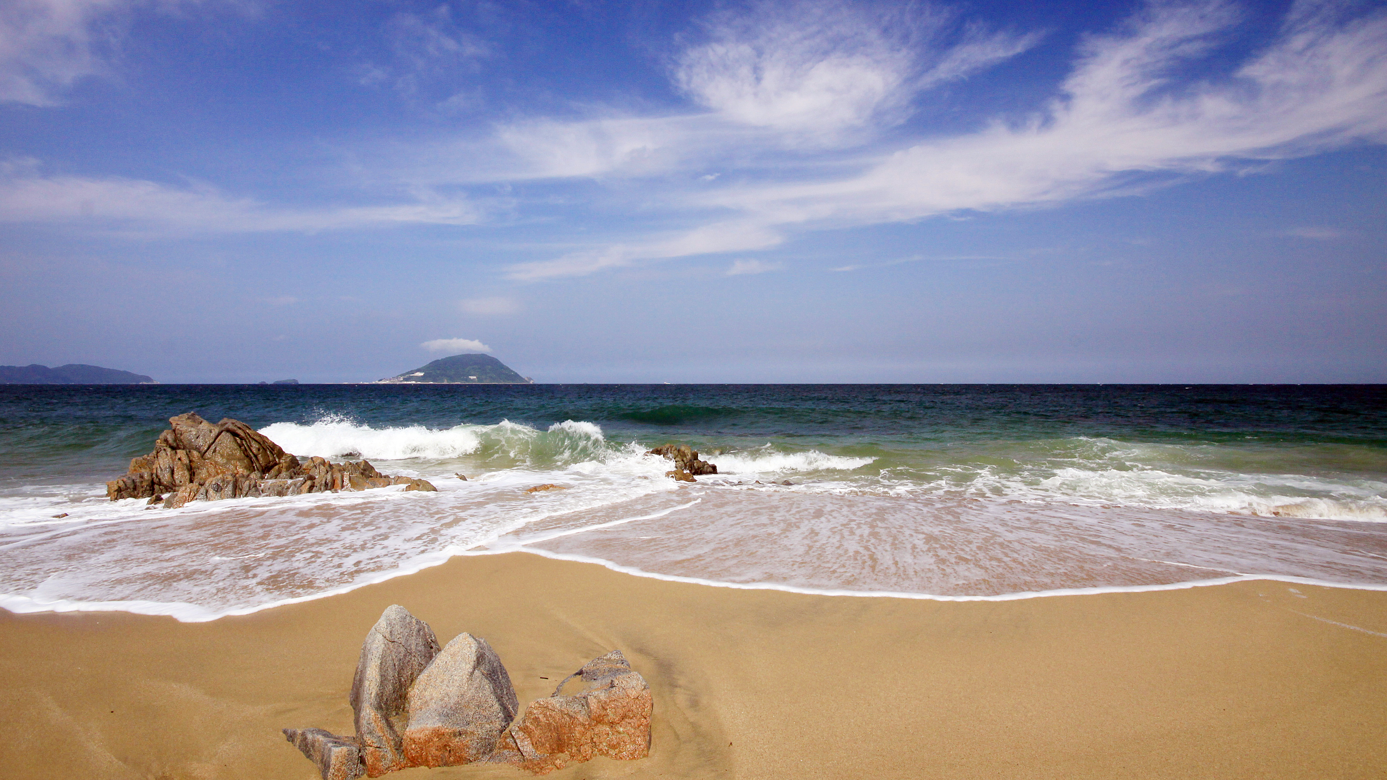 【勝馬海岸(志賀島)】海水浴以外にも玄界島を眺めながら散策するのもおすすめです♪[写真提供：福岡市]