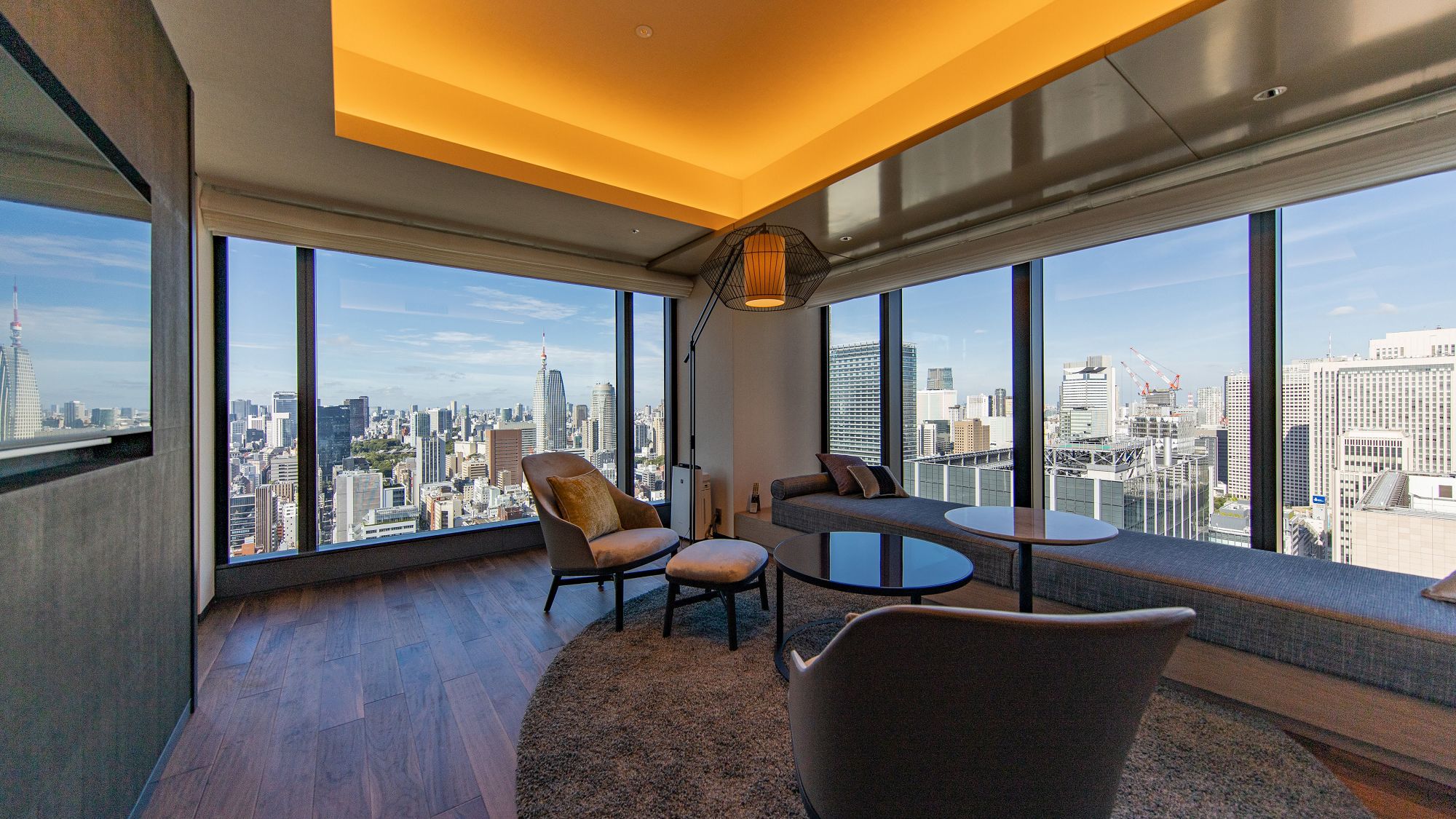 【HIBIYAスイート（キング）】足元から天井まで広がる二面に開かれた窓は開放感たっぷり