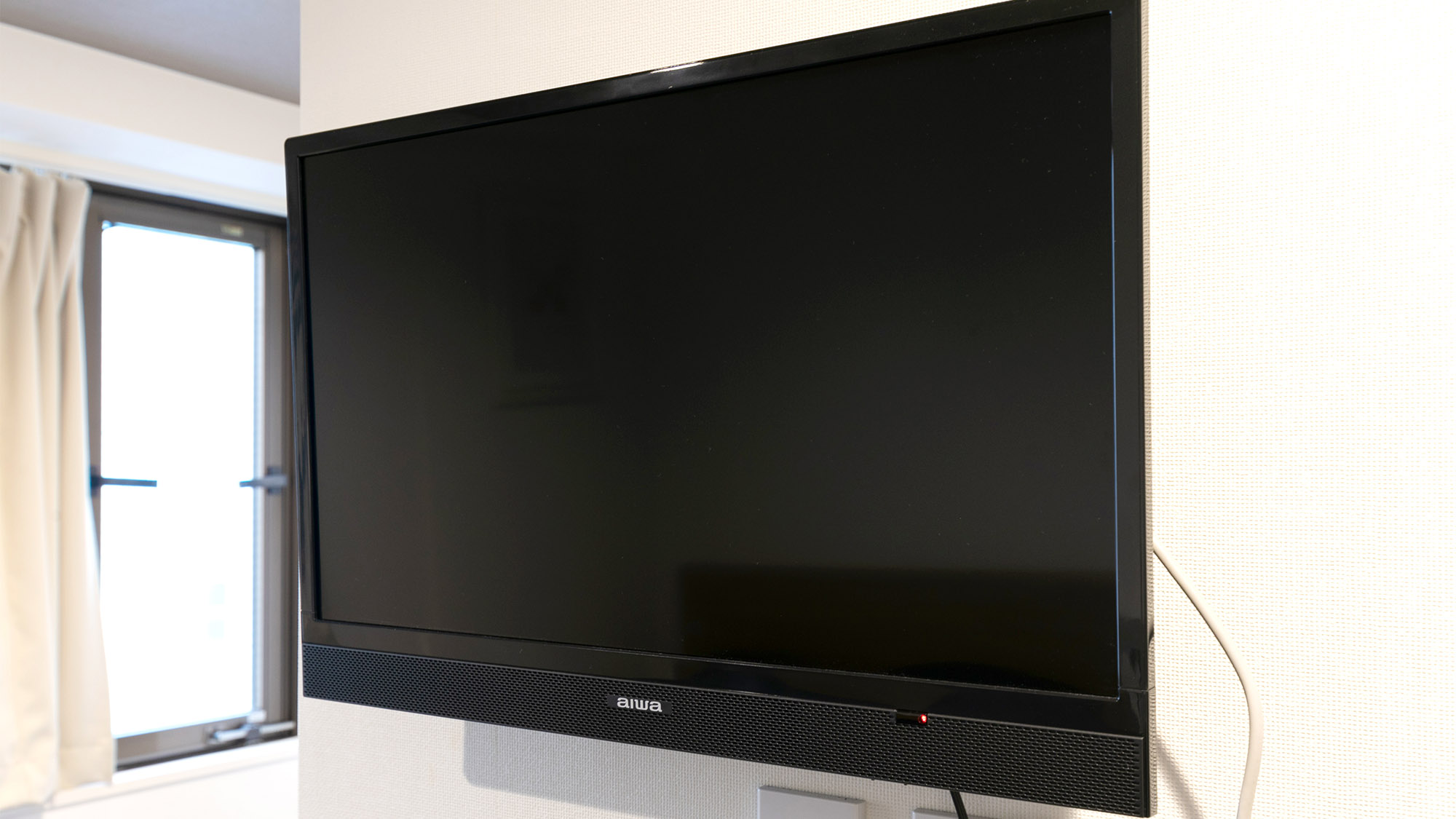 ・【トリプルルーム】壁掛け式の薄型テレビを設置