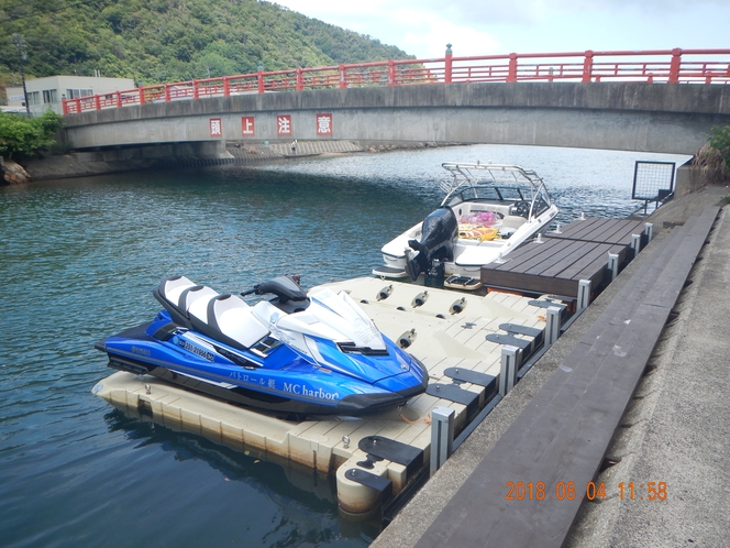 当館テラス下から水上バイクを下ろします。