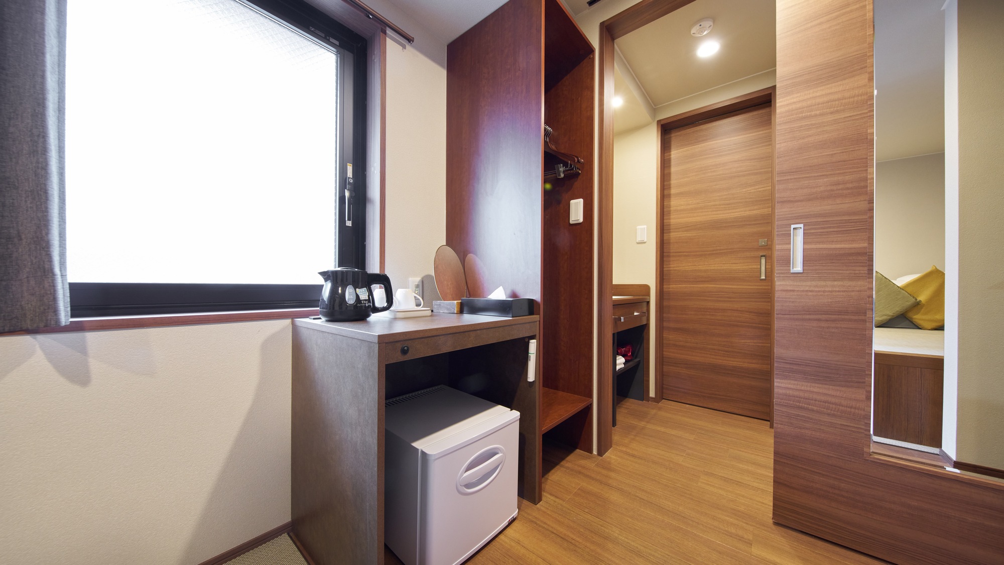 ・【ツインルーム】冷蔵庫やケトル、ハンガーラックなど機能的にまとめたお部屋です