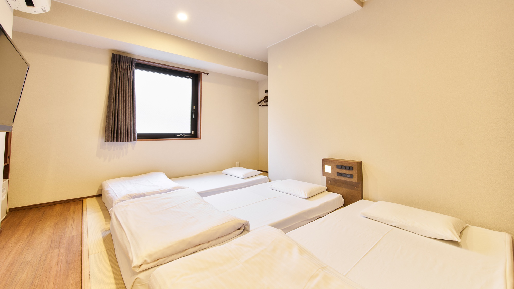 ・【トリプルルーム】畳に布団を敷いておやすみいただけます。のびのびとお寛ぎください