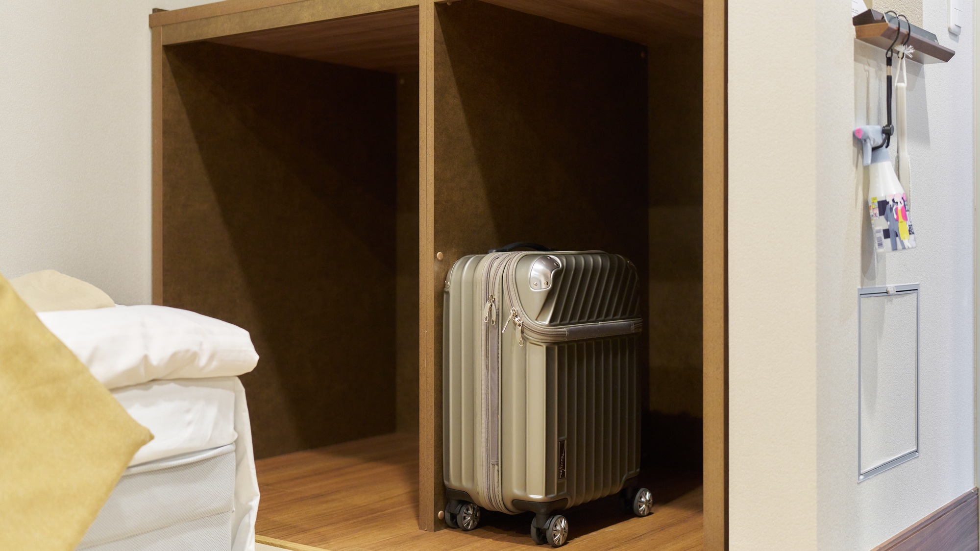 ・【トリプルルーム】キャリーケースなどの大型の荷物を入れられるスペースがございます