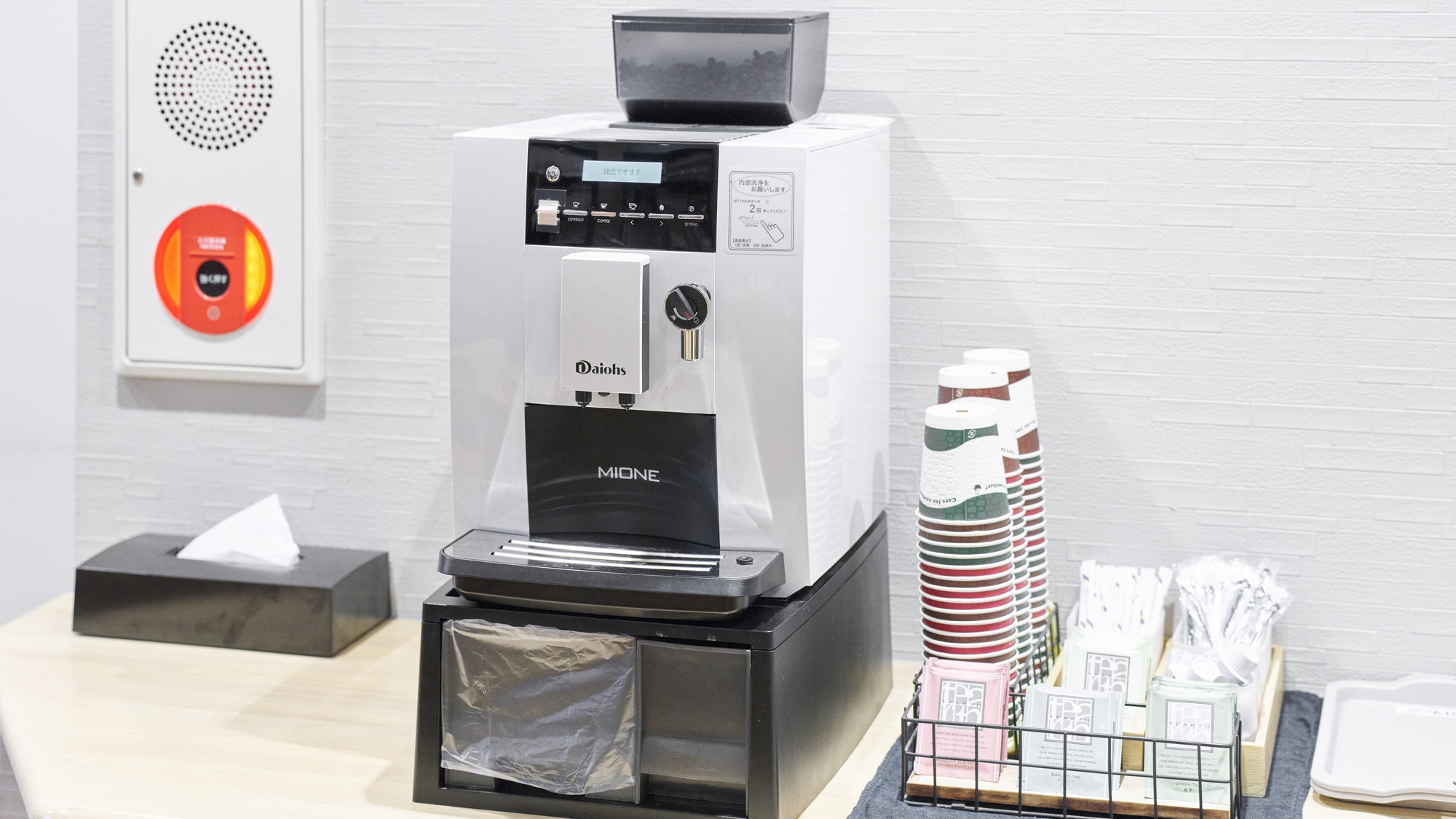 ・【コミックコーナー】セルフでお楽しみいただけるコーヒーマシーンも館内にございます