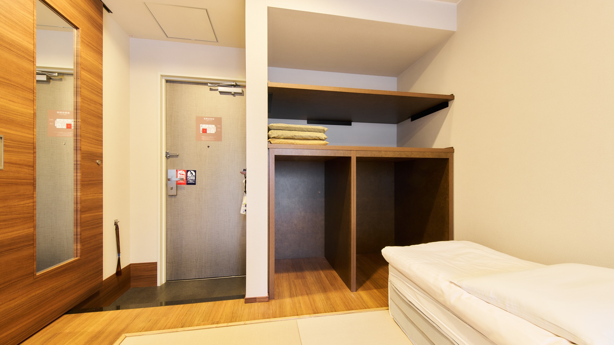 ・【トリプルルーム】キャリーケースなどの大型の荷物を入れられるスペースがございます
