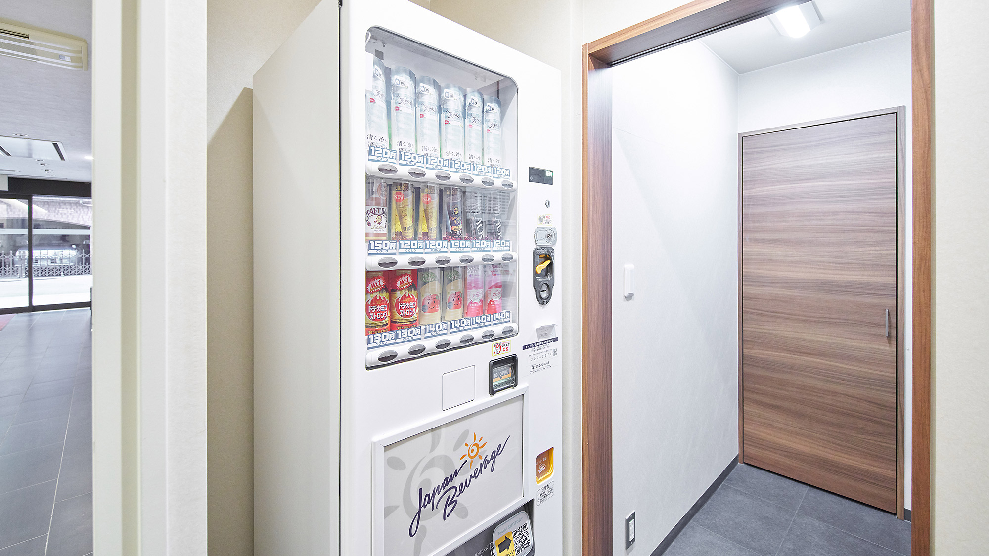 ・【共用設備】ソフトドリンクの自動販売機も館内1階にございます