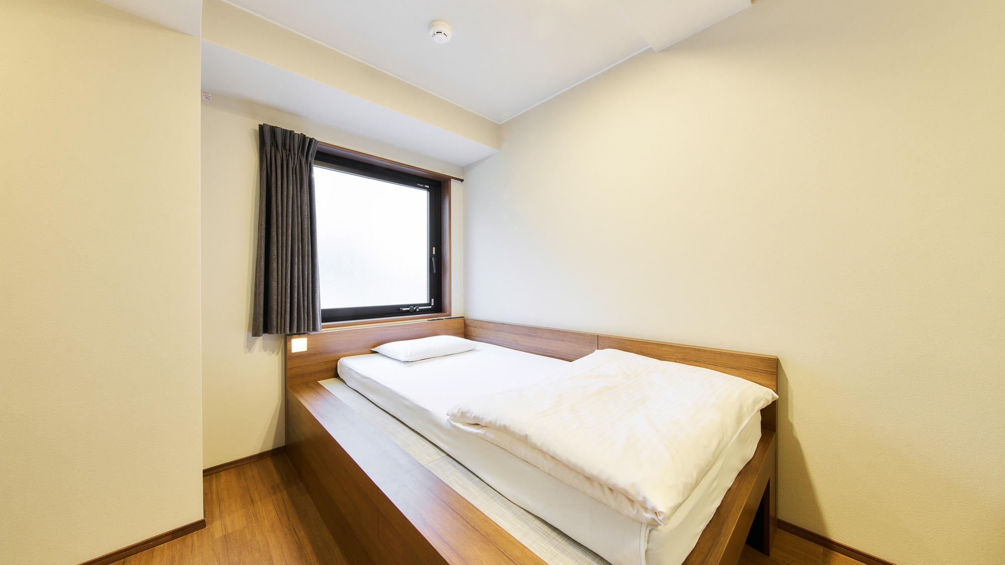 ・【シングルルーム】大きな窓があり、明るい雰囲気のお部屋です