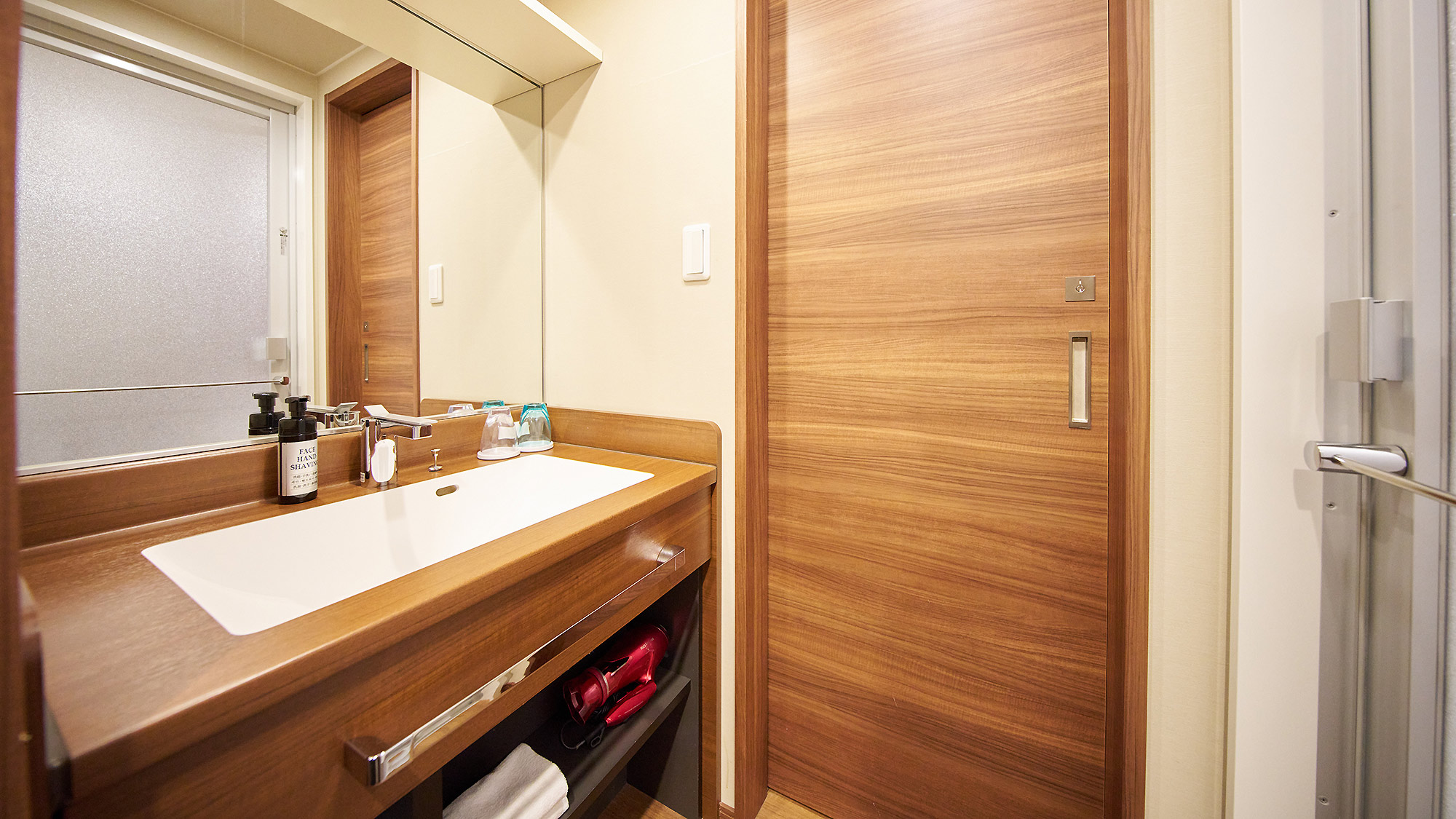 ・【ツイン・トリプルリーム：洗面】独立洗面ボウルと大型の鏡で朝の準備も快適にお過ごしいただけます