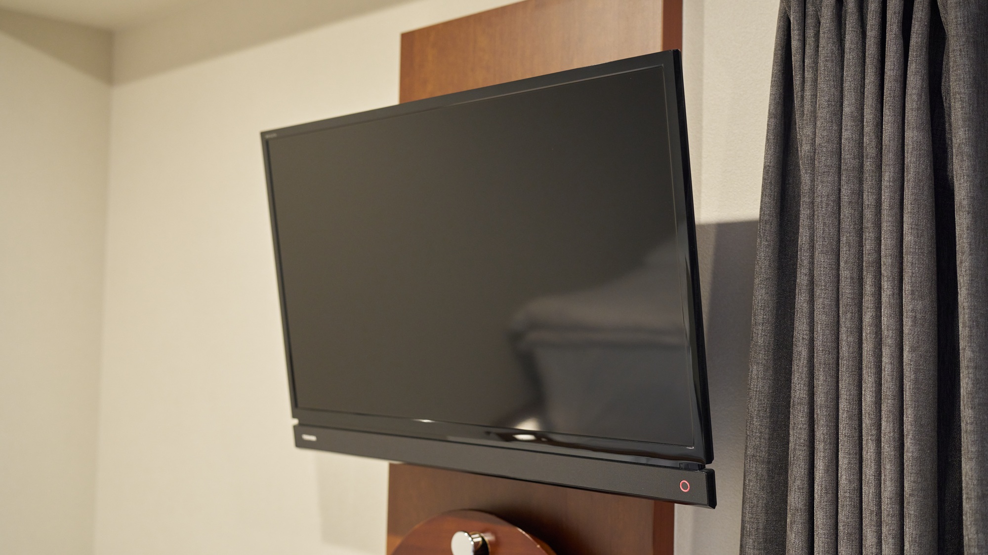 ・【テレビ】客室には壁掛けタイプのテレビを設置しております