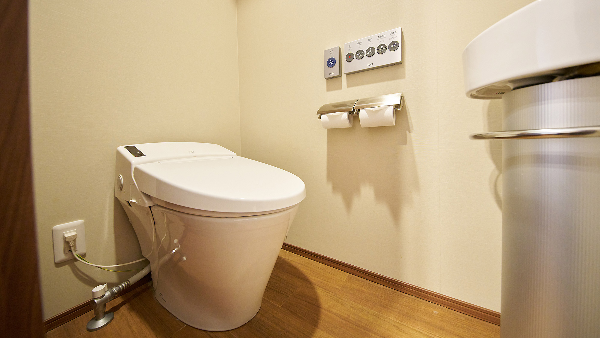 ・【ダブルルーム：お手洗い】独立タイプのお手洗い。温水洗浄機能付きです