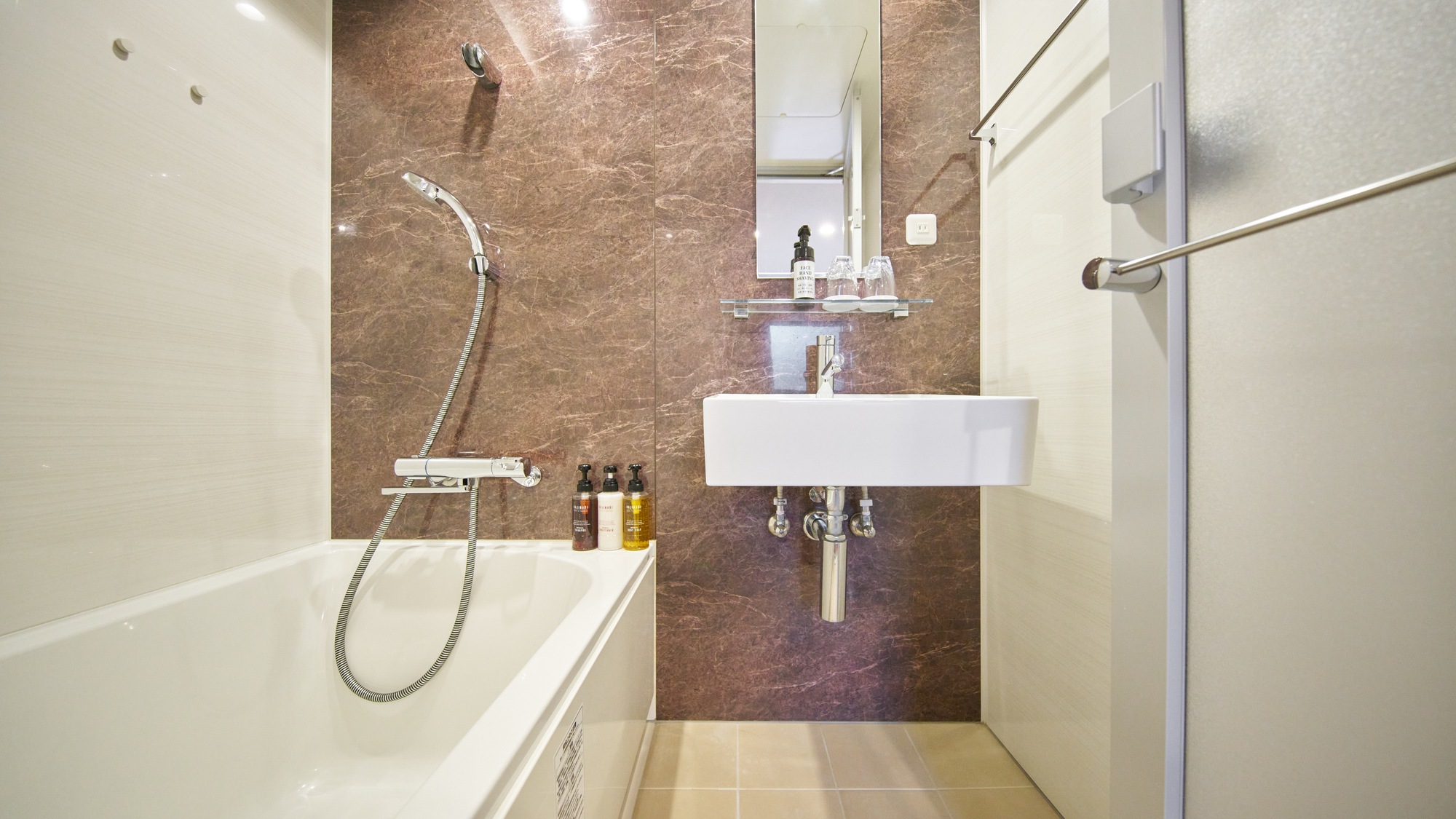 ・【ダブルルーム：バスルーム】洗面とバスをまとめたユニットタイプのバスルーム