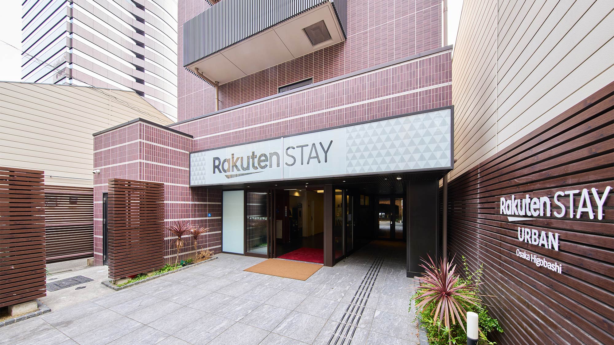 ・【外観】正面の入口と大阪 肥後橋の看板です