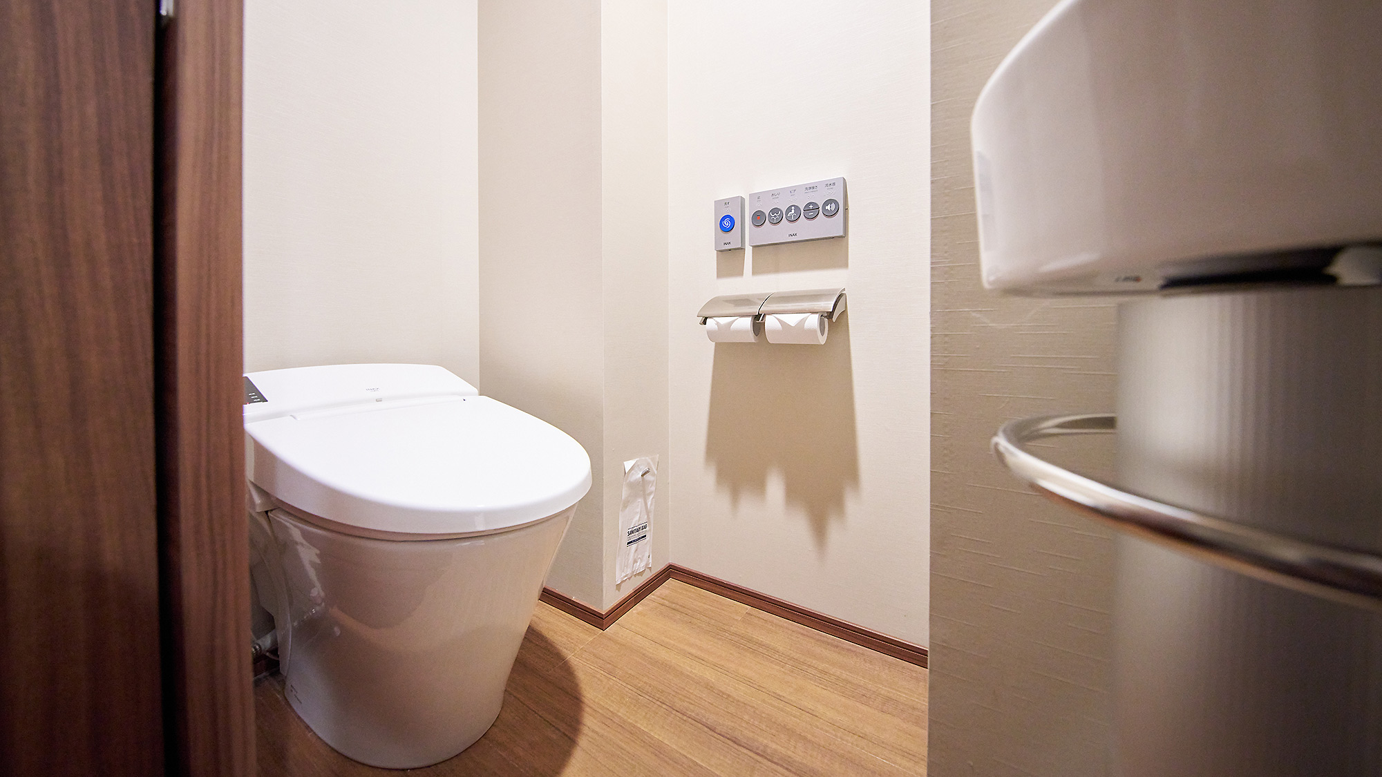 ・【ツイン・トリプルリーム：お手洗い】独立タイプの温水洗浄機能付きのお手洗いをご用意