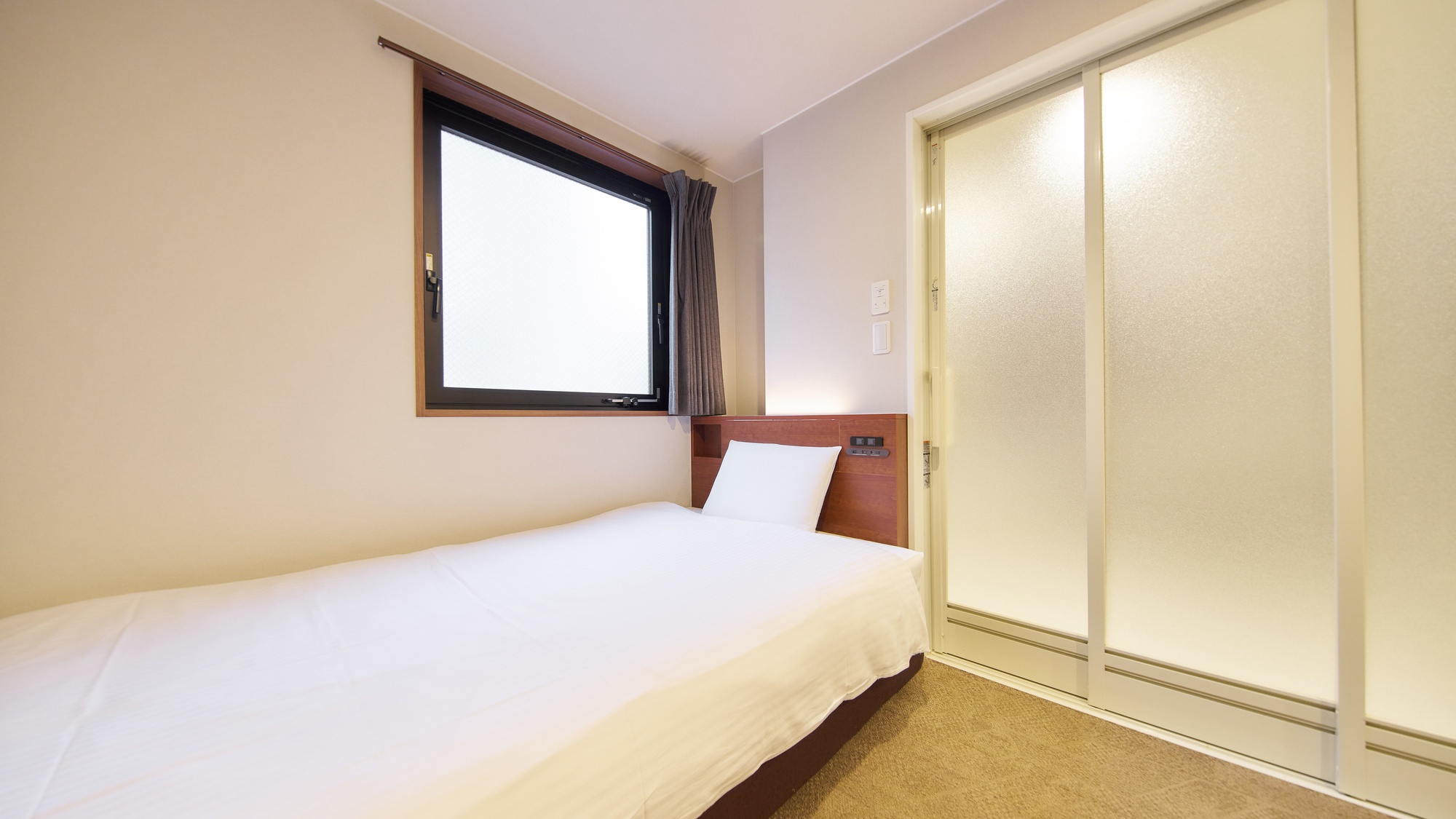 ・【バリアフリールーム】壁かけテレビやデスクもある機能的なお部屋