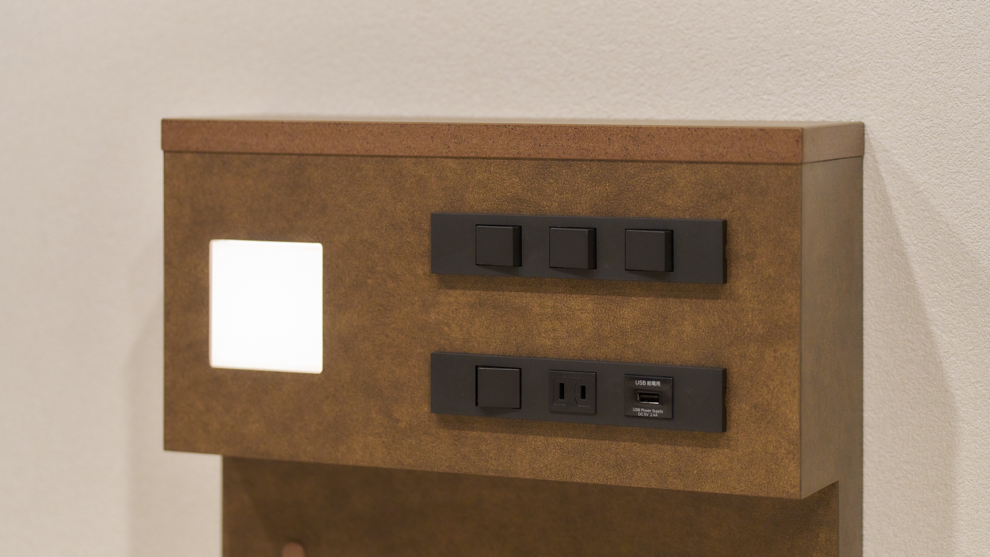 ・【トリプルルーム】ACコンセントとUSB-Aコンセントもございます