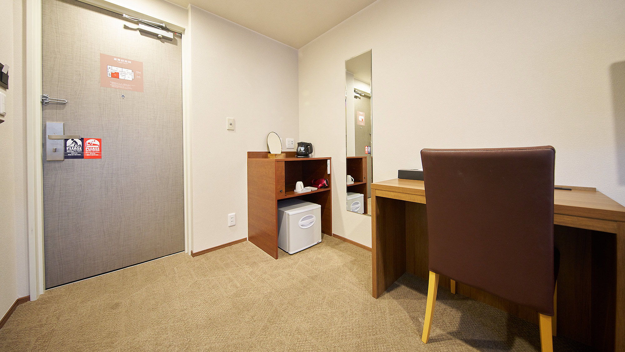 ・【バリアフリールーム】壁かけテレビやデスクもある機能的なお部屋