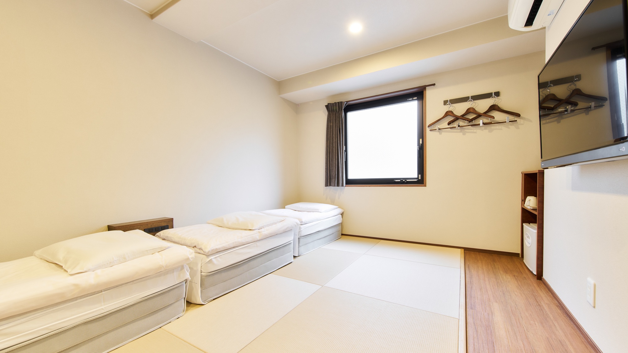 ・【トリプルルーム】畳に布団を敷いておやすみいただけます。のびのびとお寛ぎください