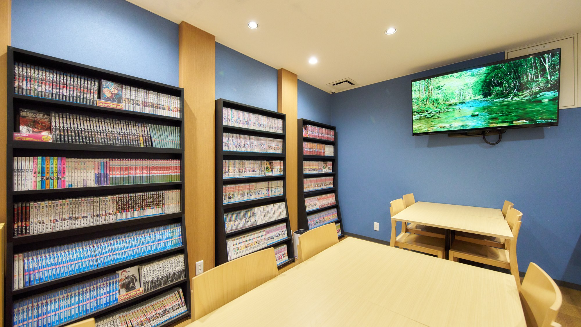 ・【コミックコーナー】コミックコーナーには様々な漫画が（コミックコーナー内にてお楽しみください）