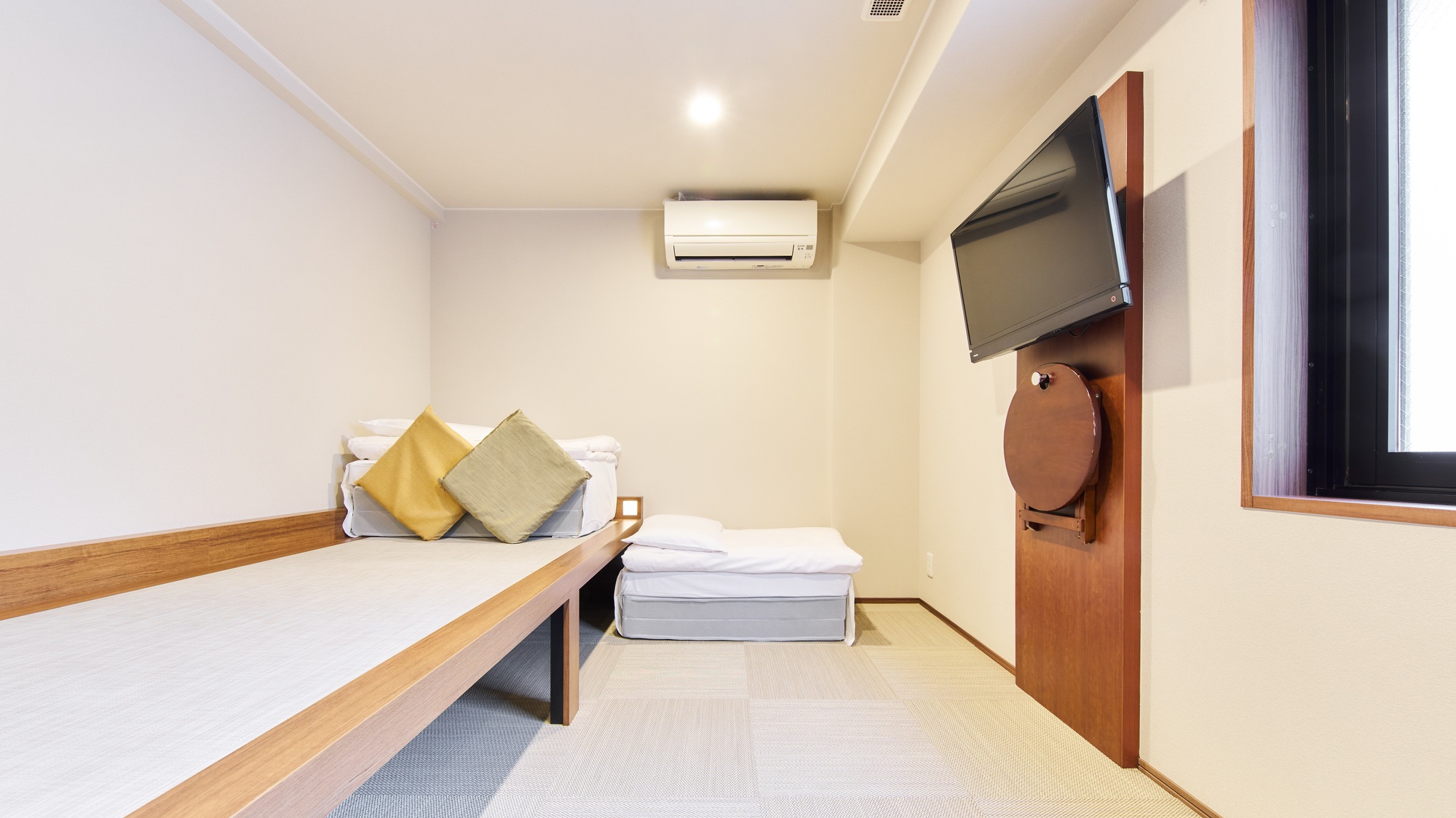 ・【ツインルーム】小上がりと床に布団を敷いておやすみください。小上がり下には手荷物をどうぞ