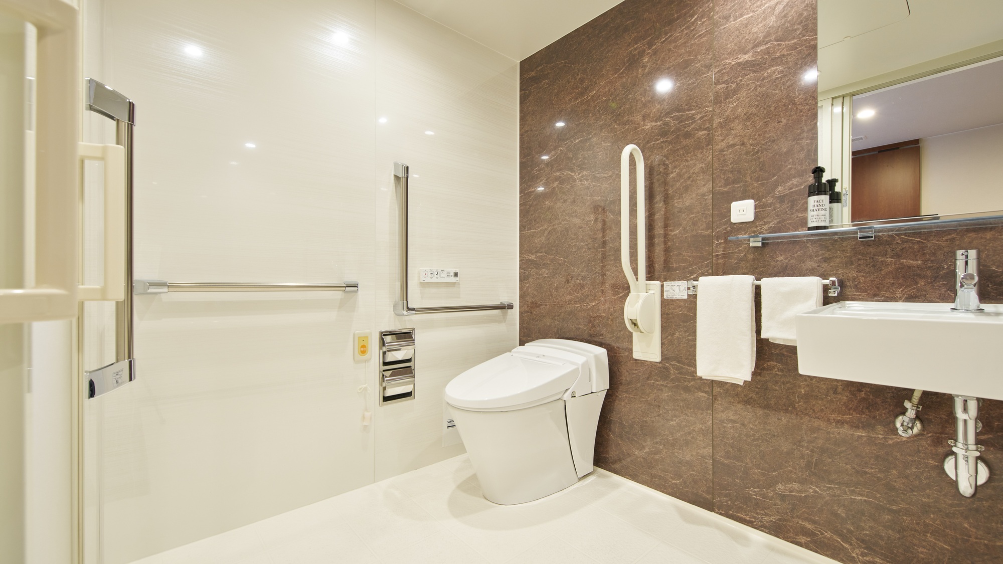 ・【バリアフリールーム】広めのお手洗いは車椅子での転回も可能な広さです