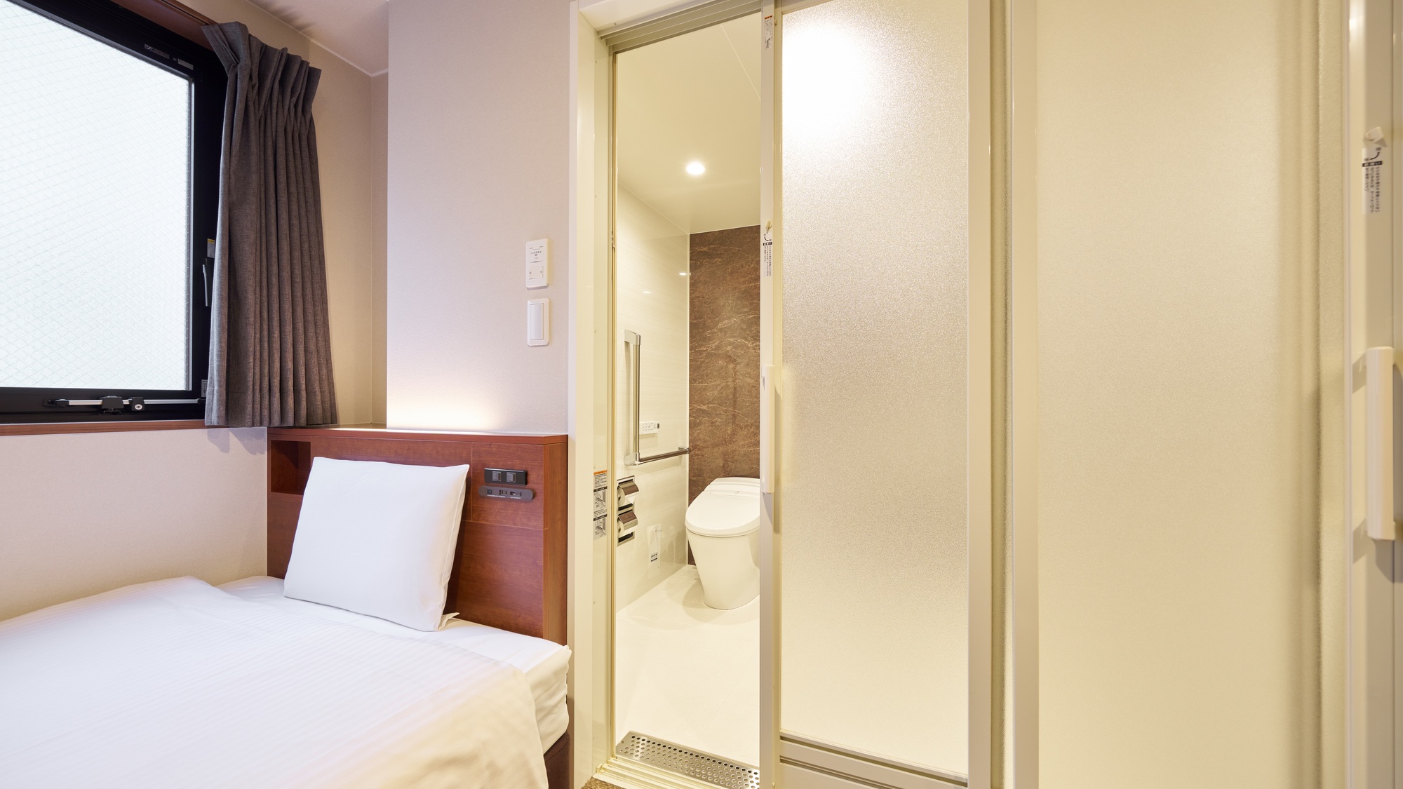 ・【バリアフリールーム】ベッドサイドにはコンセント（AC・USB-A）もございます