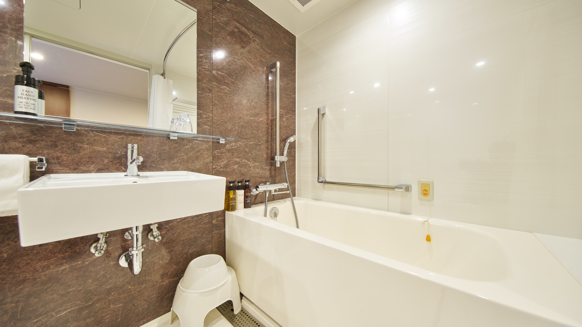 ・【バリアフリールーム】広めのバス・洗面・お手洗いの3点ユニットを設置しております