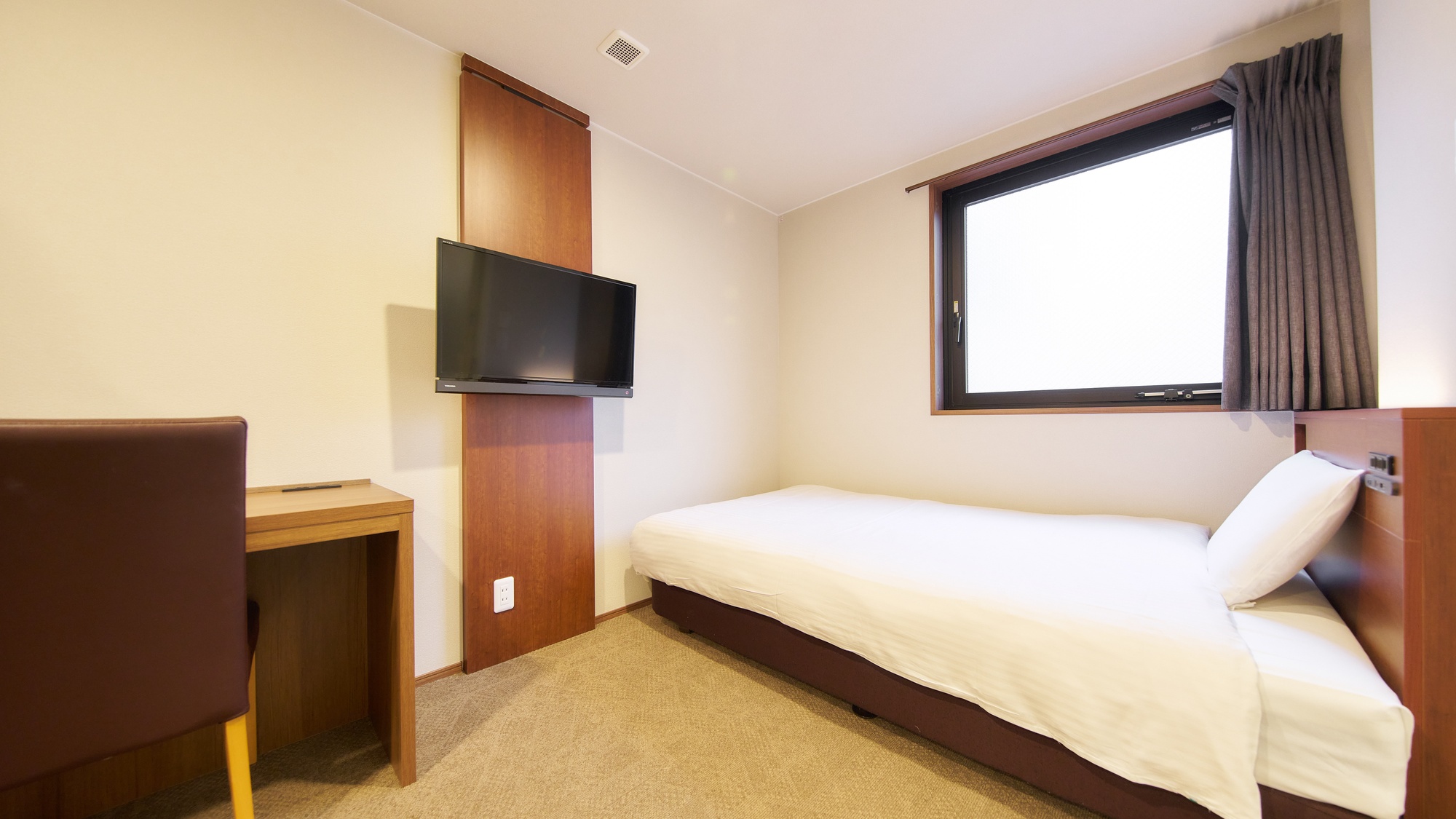 ・【バリアフリールーム】壁かけテレビやデスクもある機能的なお部屋