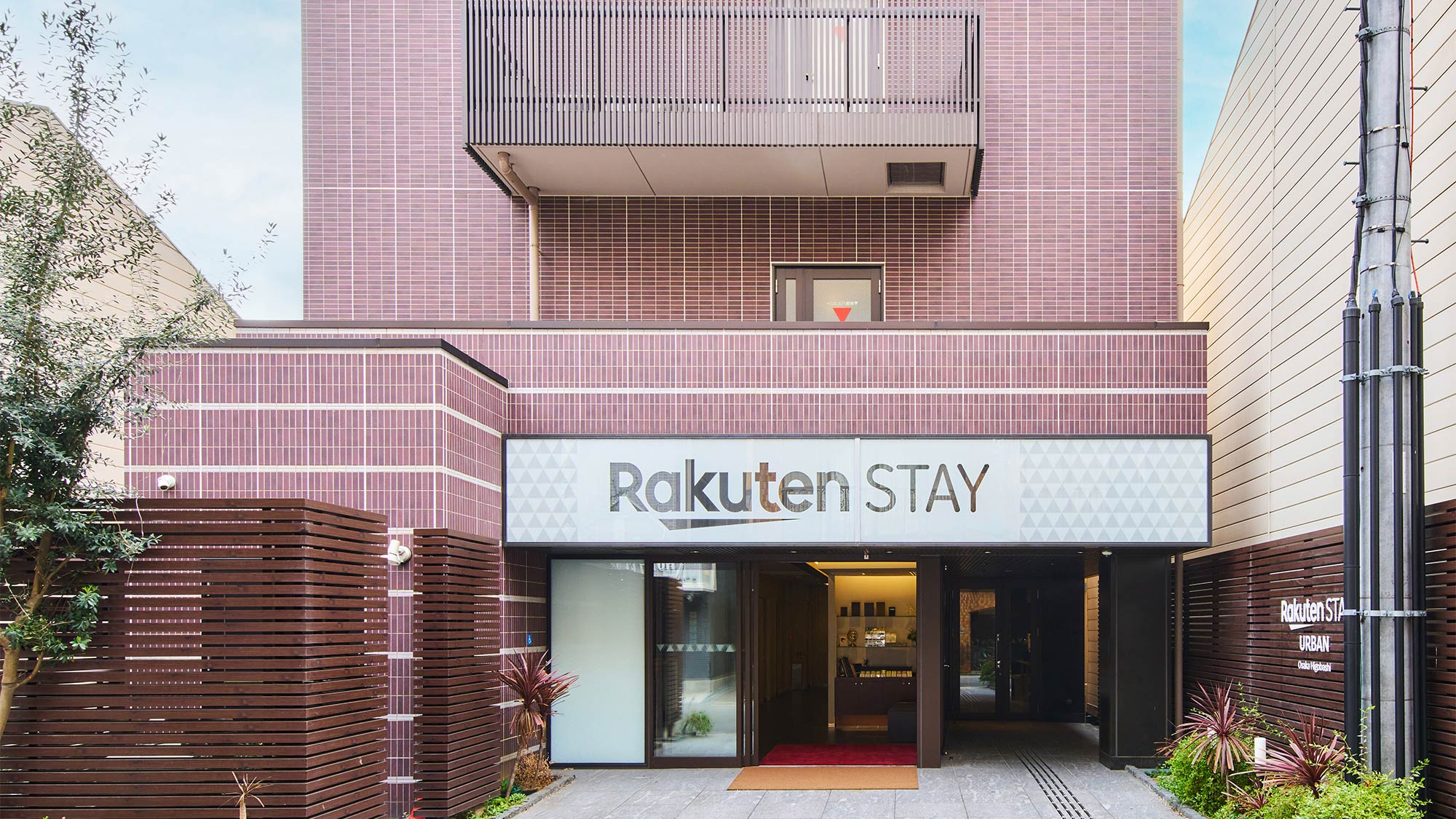 ・【外観】入口に入り、左側にチェックイン端末があるフロントがございます