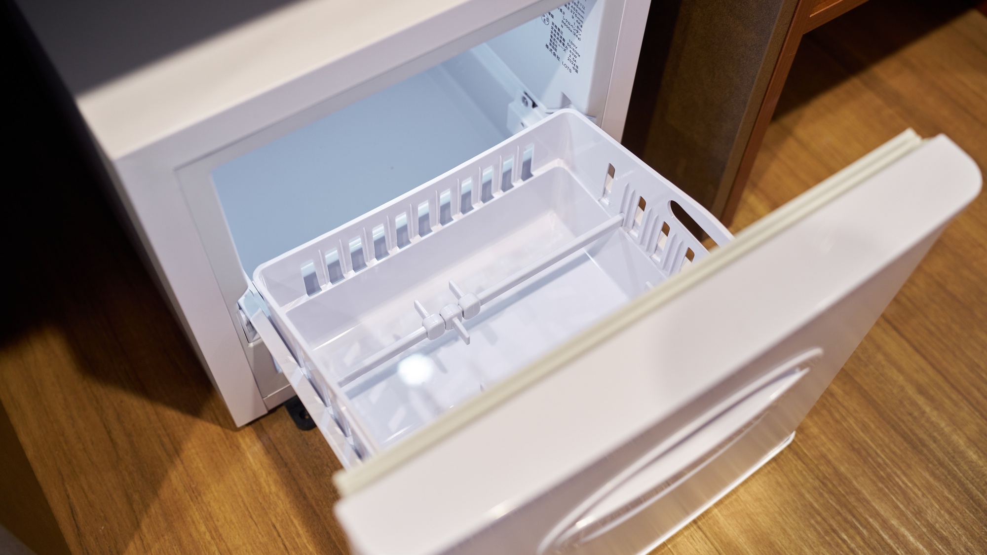 ・【冷蔵庫】各客室に空の冷蔵庫（保冷タイプ）をご用意しております