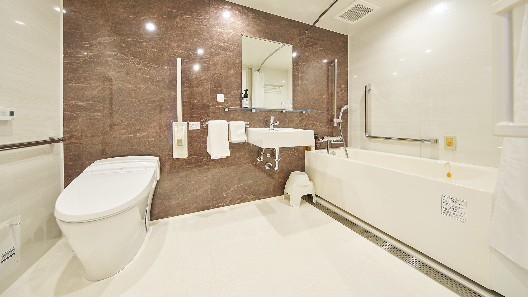 ・【バリアフリールーム】広めのバス・洗面・お手洗いの3点ユニットを設置しております