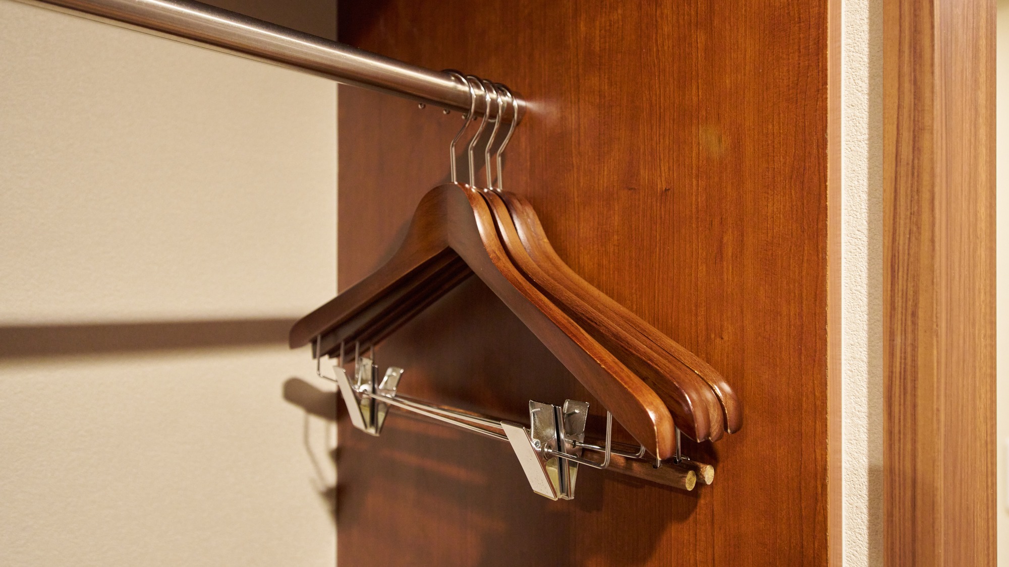 ・【客室：ハンガーラック】各客室にはハンガーもご用意（お部屋により設置方法が異なります）