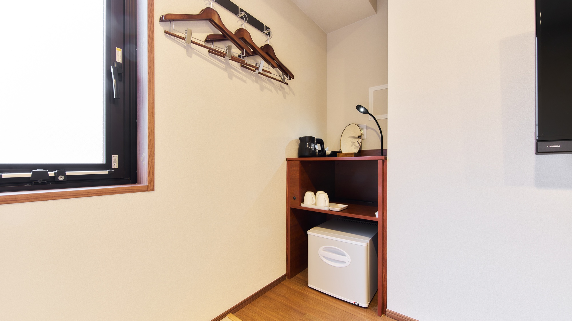 ・【トリプルルーム】冷蔵庫やケトルなどもお部屋に設置しております