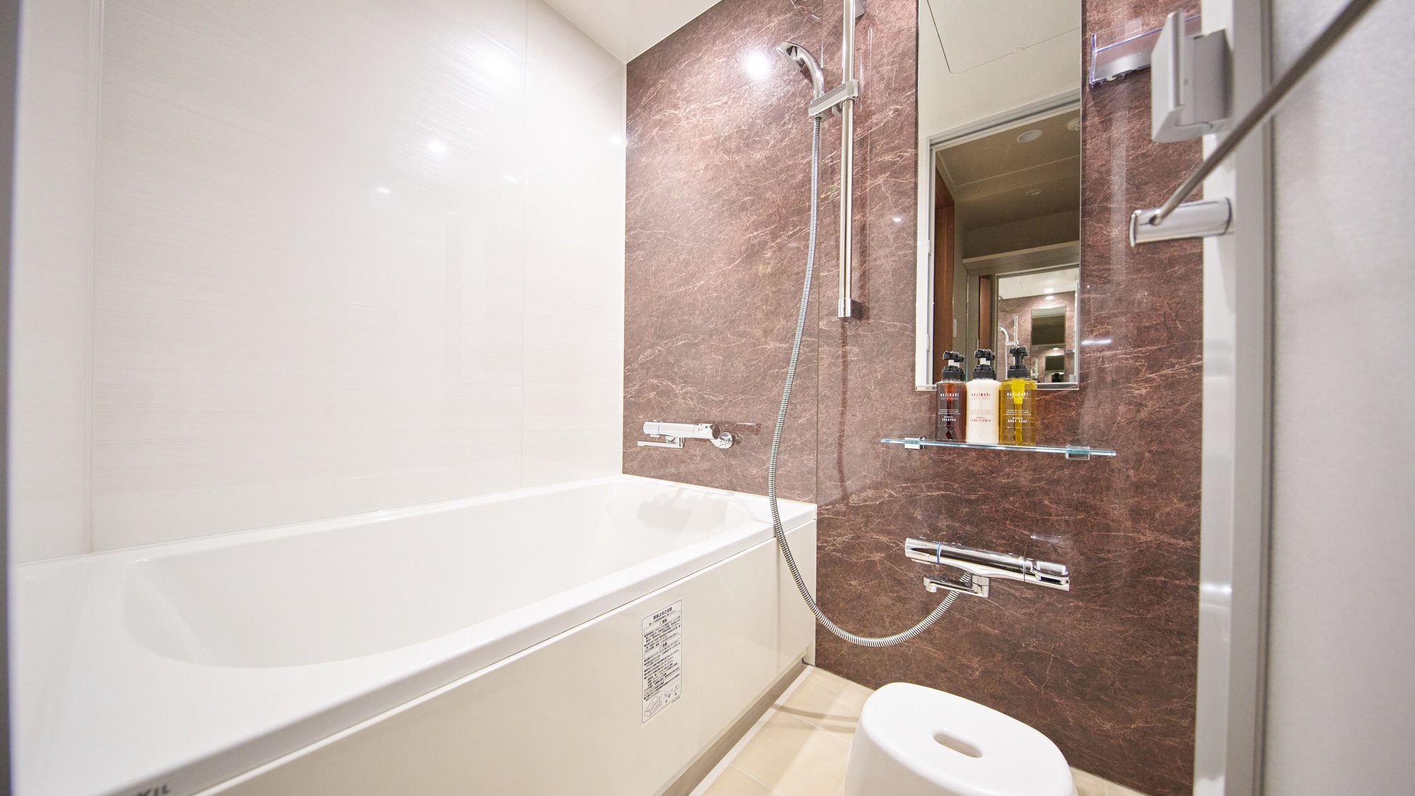 ・【ツイン・トリプルリーム：バス】独立タイプで洗い場もきちんと確保したバスルーム