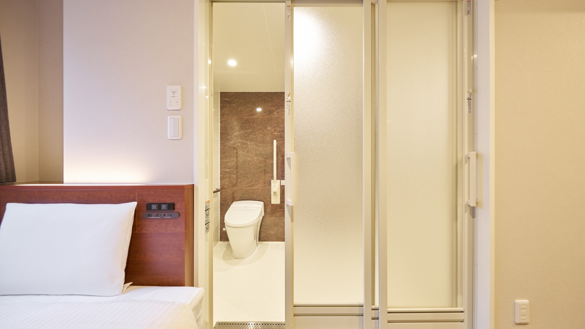 ・【バリアフリールーム】バスルームへはスライドドアで足元もフラット