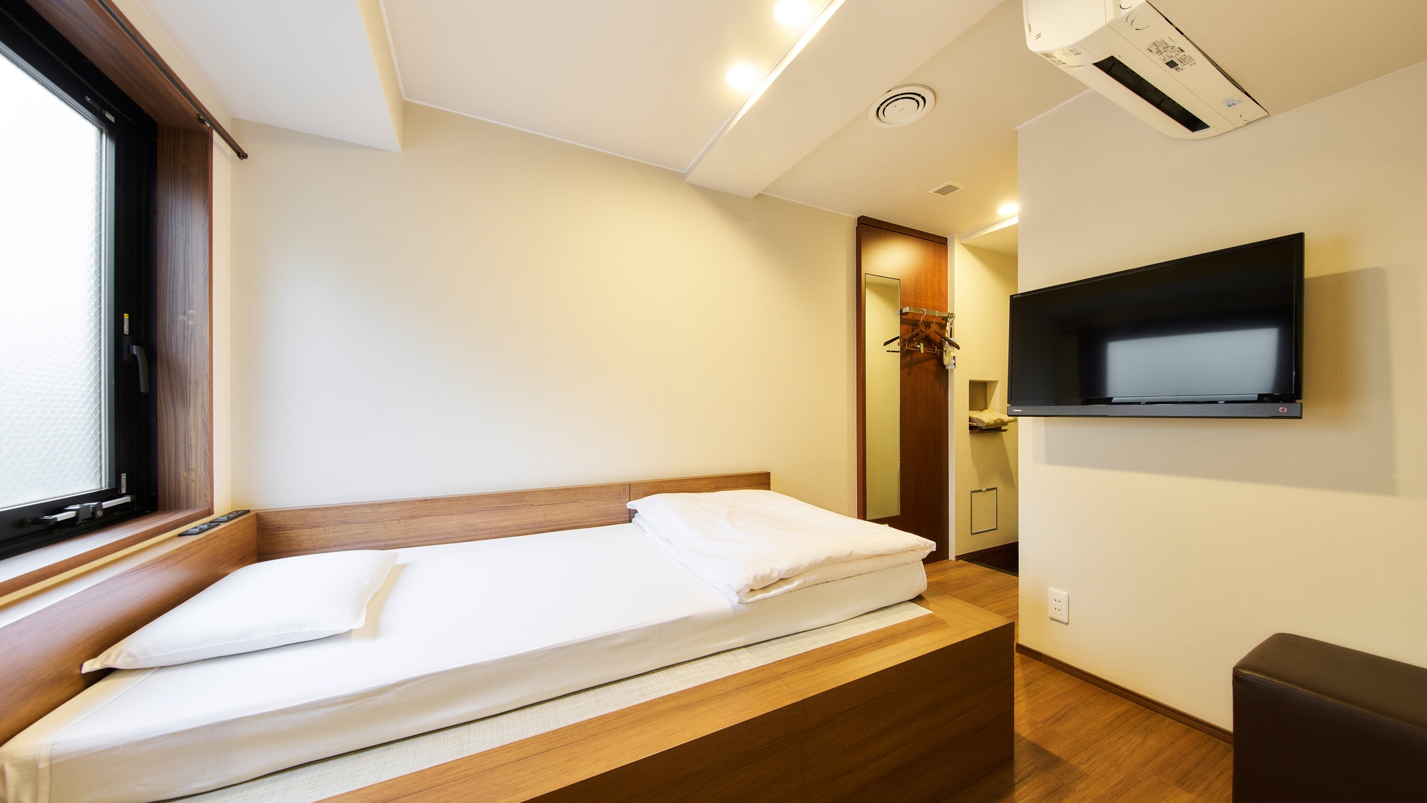 ・【シングルルーム】ベッドの下にはキャリーケースなどを入れられるスペースがございます