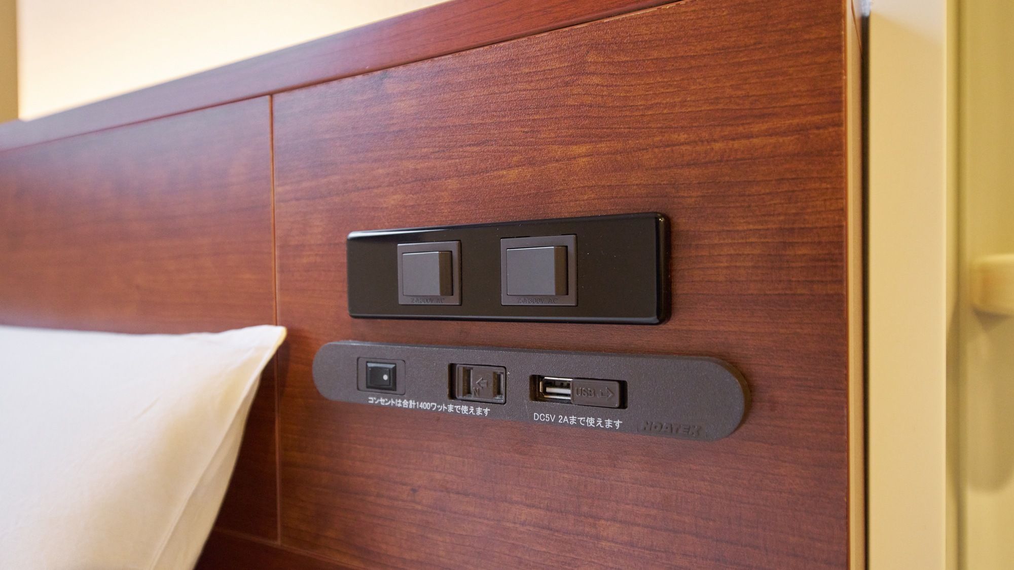 ・【バリアフリールーム】ベッドサイドにはコンセント（AC・USB-A）もございます