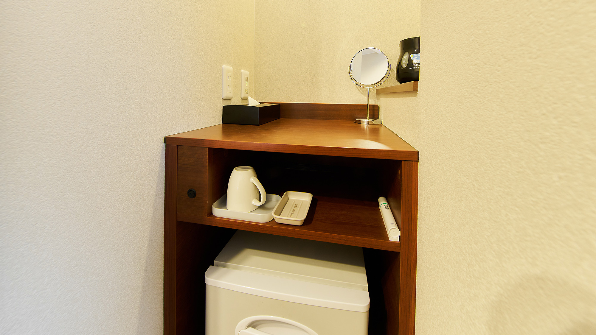 ・【シングルルーム】冷蔵庫やケトルなどもお部屋に設置しております