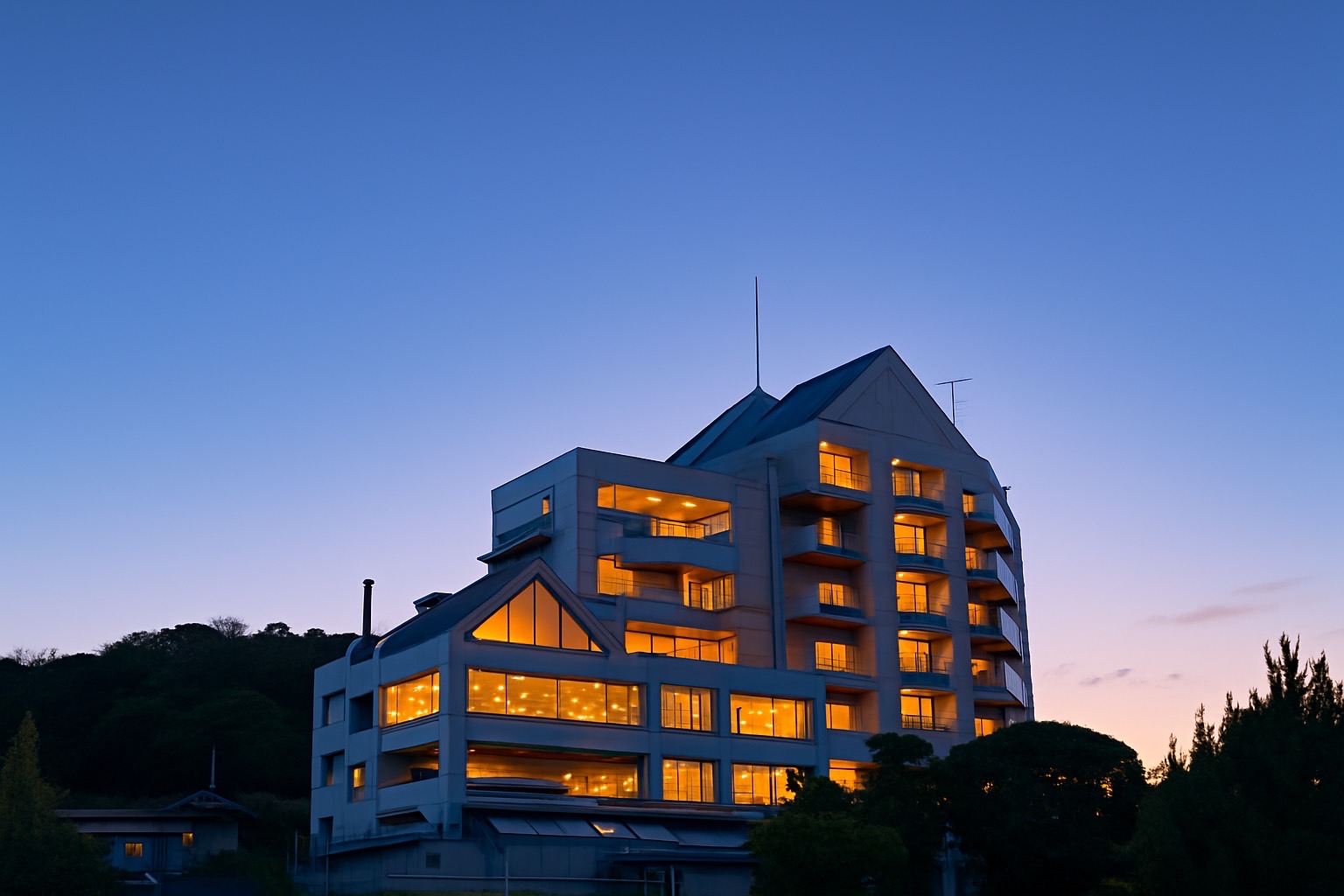 夕方のNew WestPeninsula Hotel