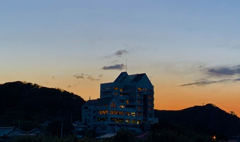 夕日とWest Peninsula Hotel