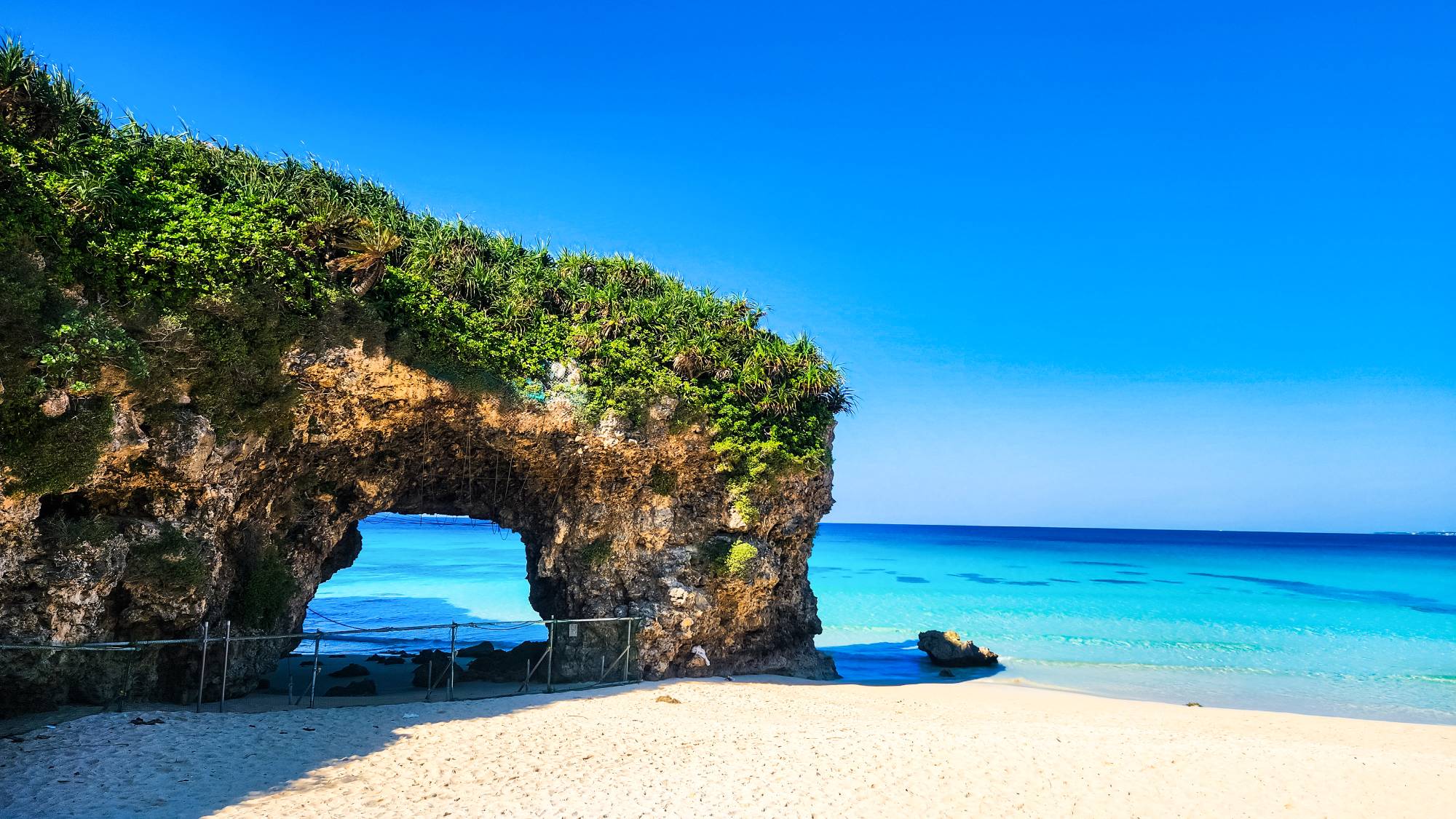 ・砂山ビーチ（すなやまびーち／車で約25分）