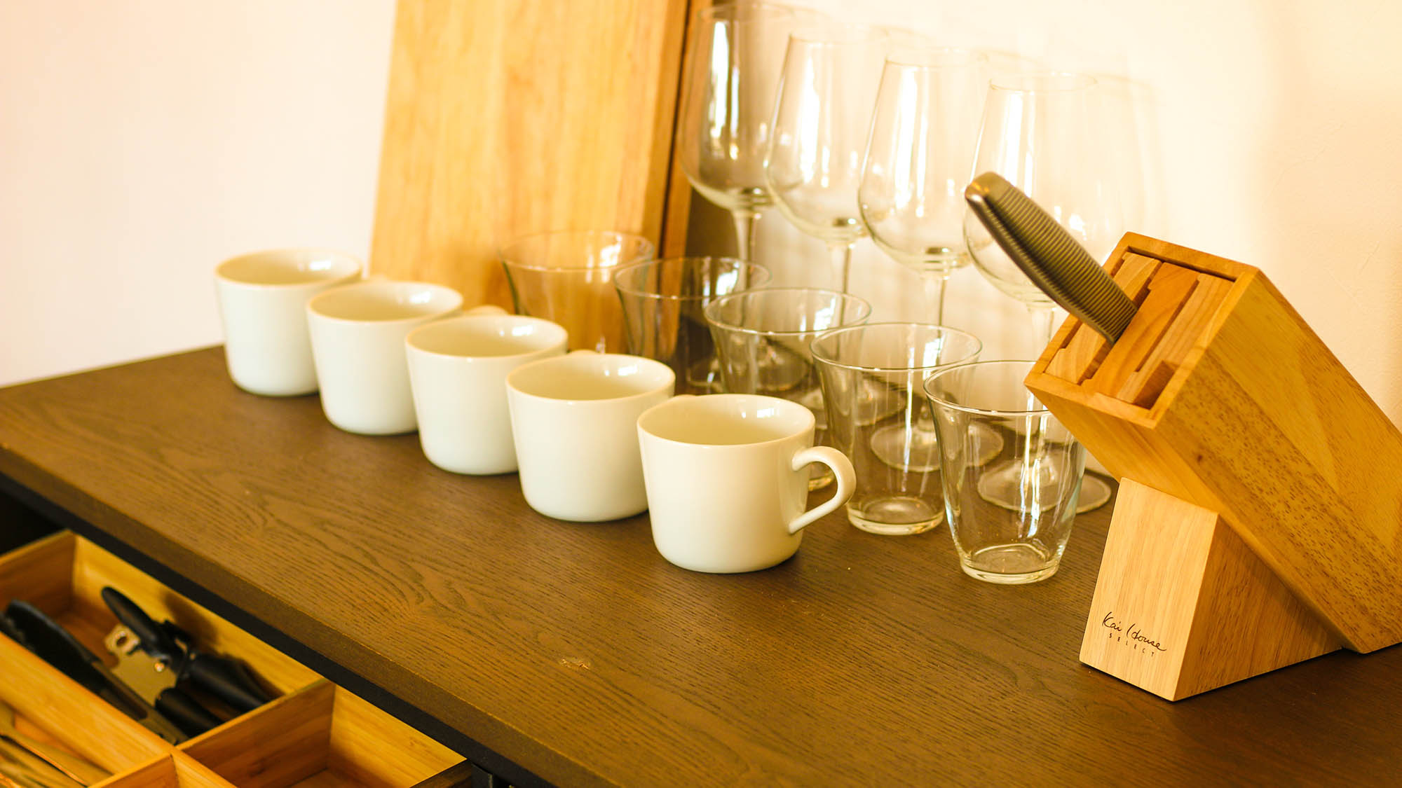 ・ミニキッチンには食器もあります