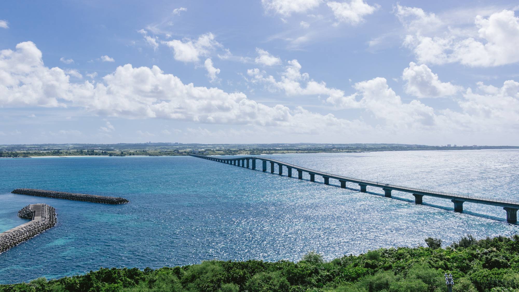 ・宮古島と来間島（くりまじま）を結ぶ来間大橋（車約5分）