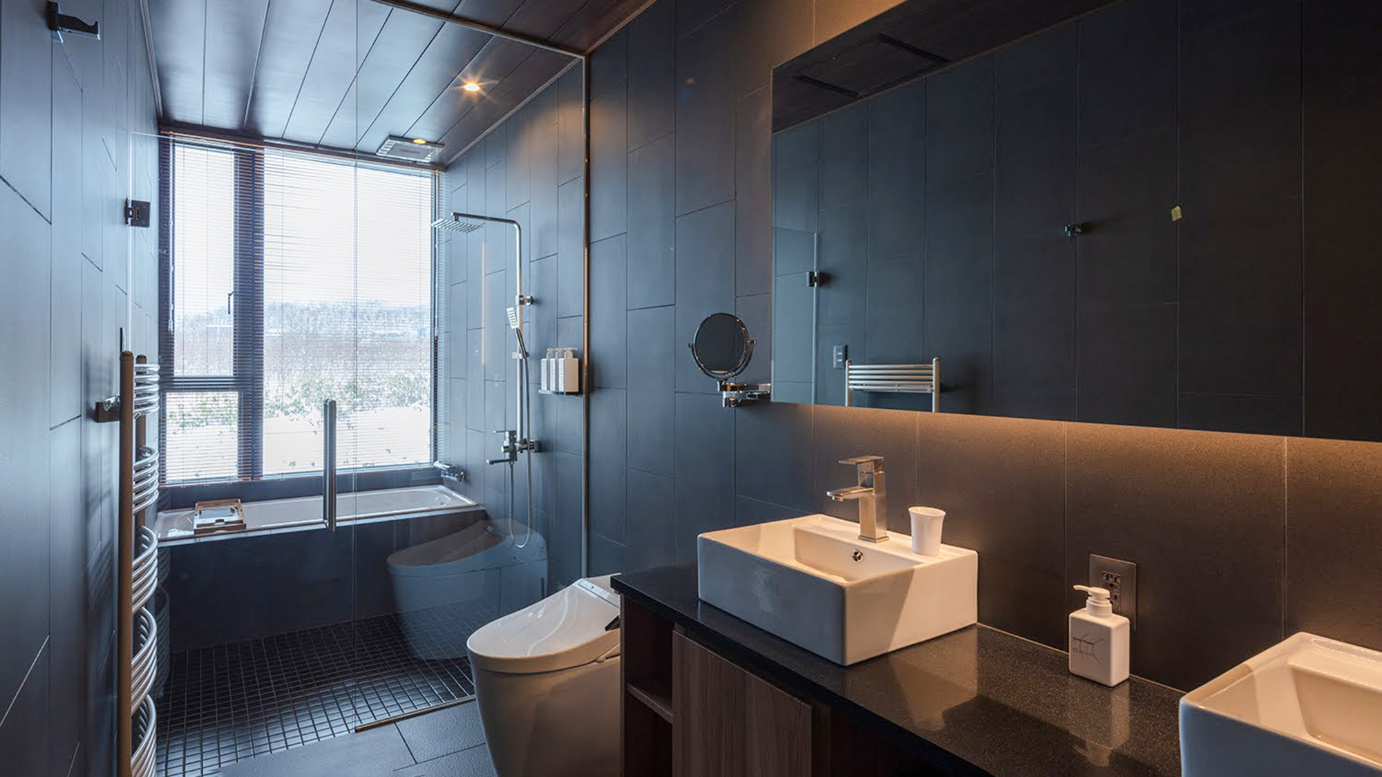 ・【タウンハウス：バスルーム】トイレ、洗面台と大きな窓のあるとてもきれいなバスルームです