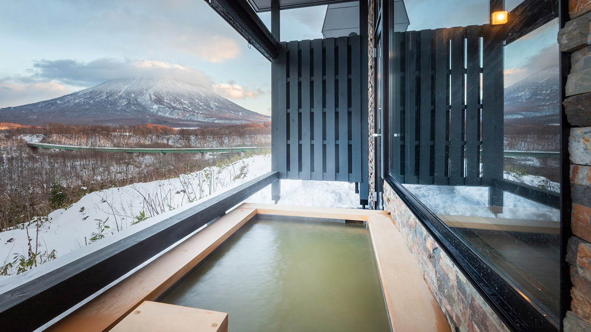・【タウンハウス：露天風呂】天然温泉を楽しめる露天風呂　北海道の自然を眺めながら開放的なひとときを