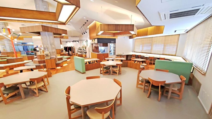 水芭蕉の館内併設のカフェ。カウンター席やテーブル席の他、小上がり席もあります。