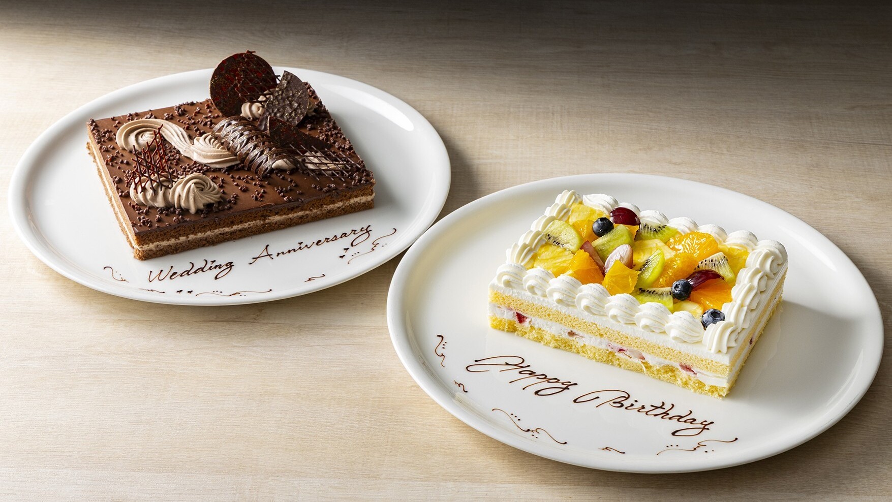 チョコレートケーキとフルーツケーキ